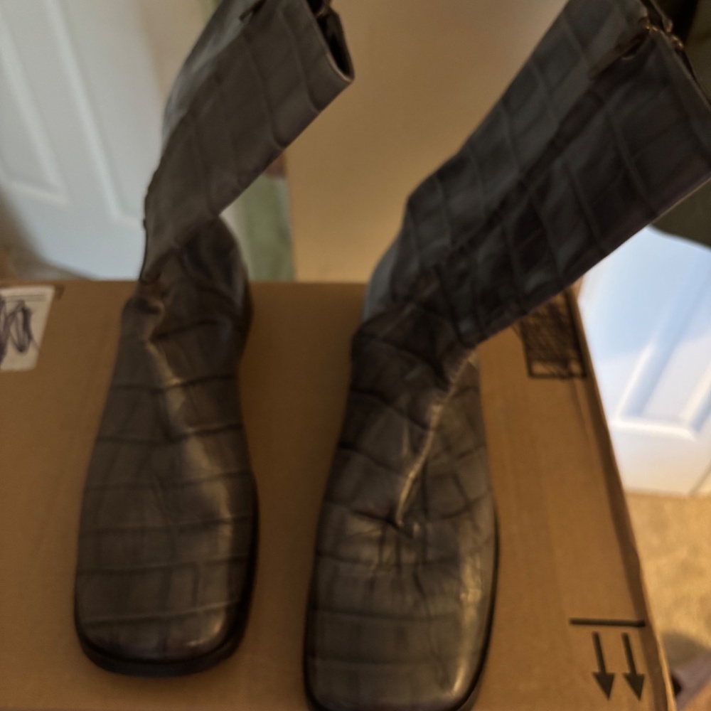 Short leather boot - image 4